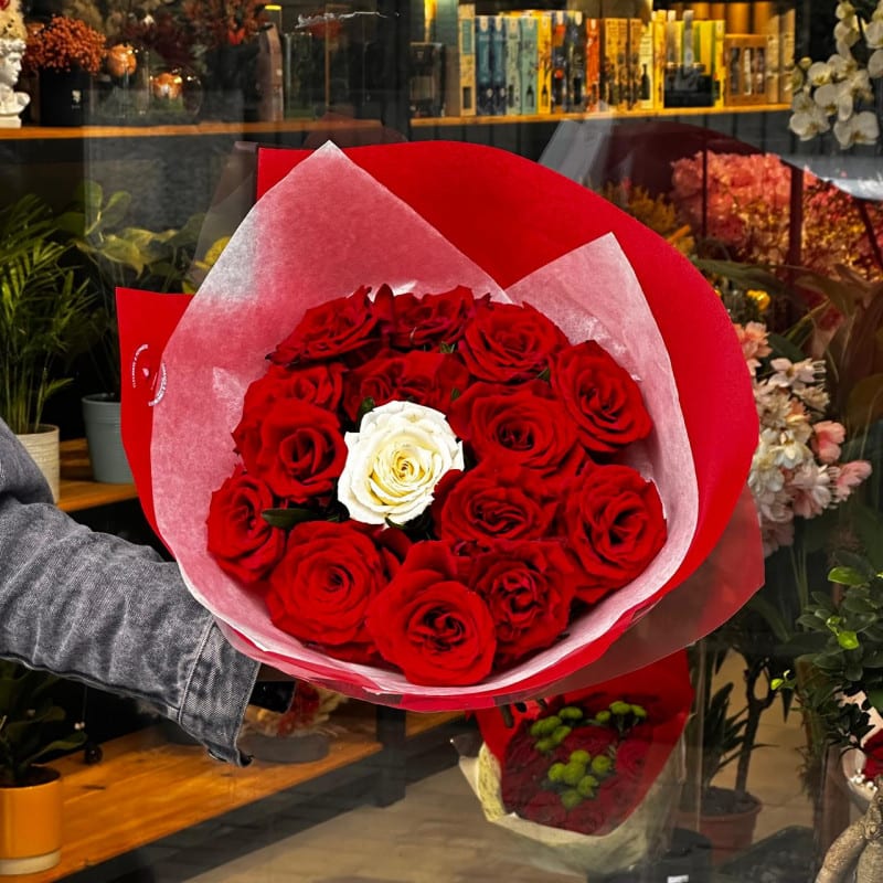 10 Roses Rouges a Coeur Blanc